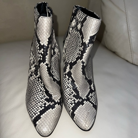 Banana Republic Snake Print Ankle Boots Size 9 - Picture 3 of 8